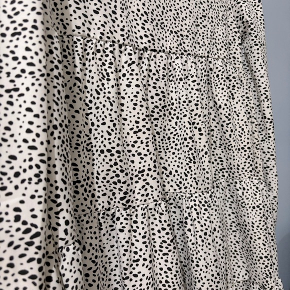 White Black-Speckled Print, Tiered Dress with Subtle Shoulder Puff - Picture 4 of 5
